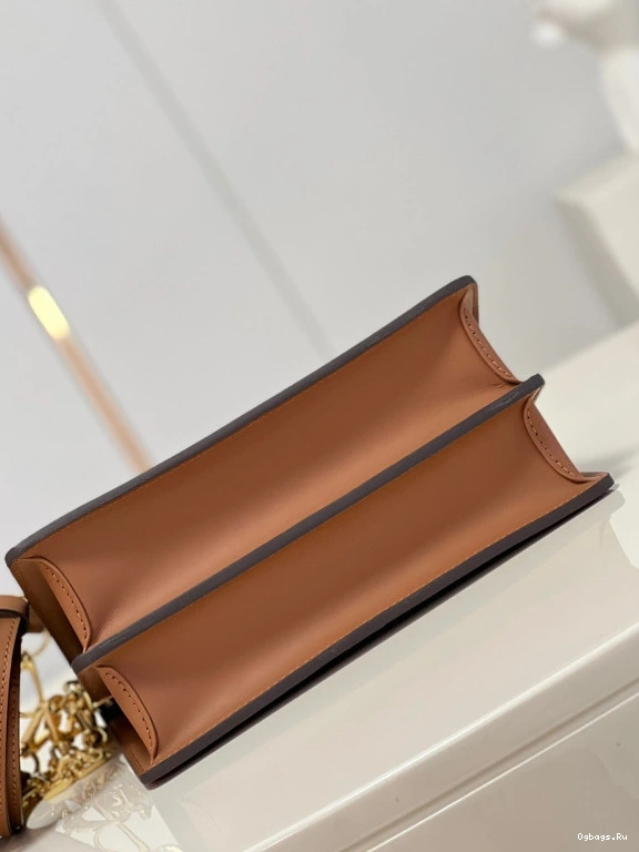 LOUIS DAUPHINE VUITTON MM 0513